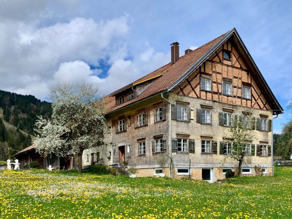 Das Haus Nr. 31 im Oberallgäu mit der 200 Jahre alten Fachwerk Fassade im Frühling.