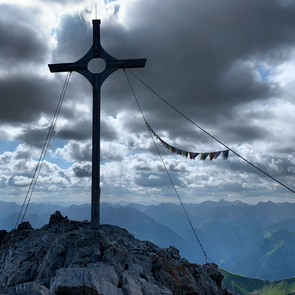 Gipfelkreuz vom Großen Krottenkopf mit Bergkette im Hintergrund